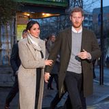 9. Januar 2018  Im Londoner Stadtteil Brixton werden Prinz Harry und seine Verlobte Meghan beim Verlassen des Radiosenders Reprezent 107.3FM gesichtet. Wieder hält sie dabei Hand und Unterarm ihres zukünftigen Mannes fest, der energischen Schrittes voranschreitet.