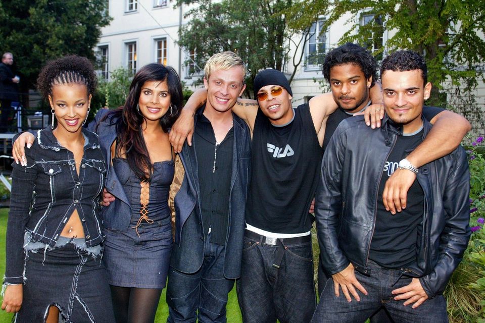 Indira Weis: Hila Bronstein, Indira Weis, Ross Antony, Shaham Joyce, Faiz Mangat und Giovanni Zarrella gingen 2001 als Sieger aus der zweiten Staffel der Castingshow "Popstars" hervor und bildeten die Band Bro'Sis. Hila Bronstein, Indira Weis, Ross Antony, Shaham Joyce, Faiz Mangat und Giovanni Zarrella gingen 2001 als Sieger aus der zweiten Staffel der Castingshow "Popstars" hervor und bildeten die Band Bro'Sis.