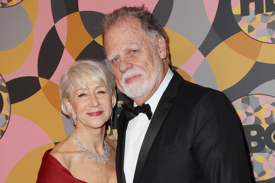 Helen Mirren: Helen Mirren und Taylor Hackford feiern nächstes Jahr Silberhochzeit. Liiert sind sie schon zehn Jahre länger Helen Mirren und Taylor Hackford feiern nächstes Jahr Silberhochzeit. Liiert sind sie schon zehn Jahre länger