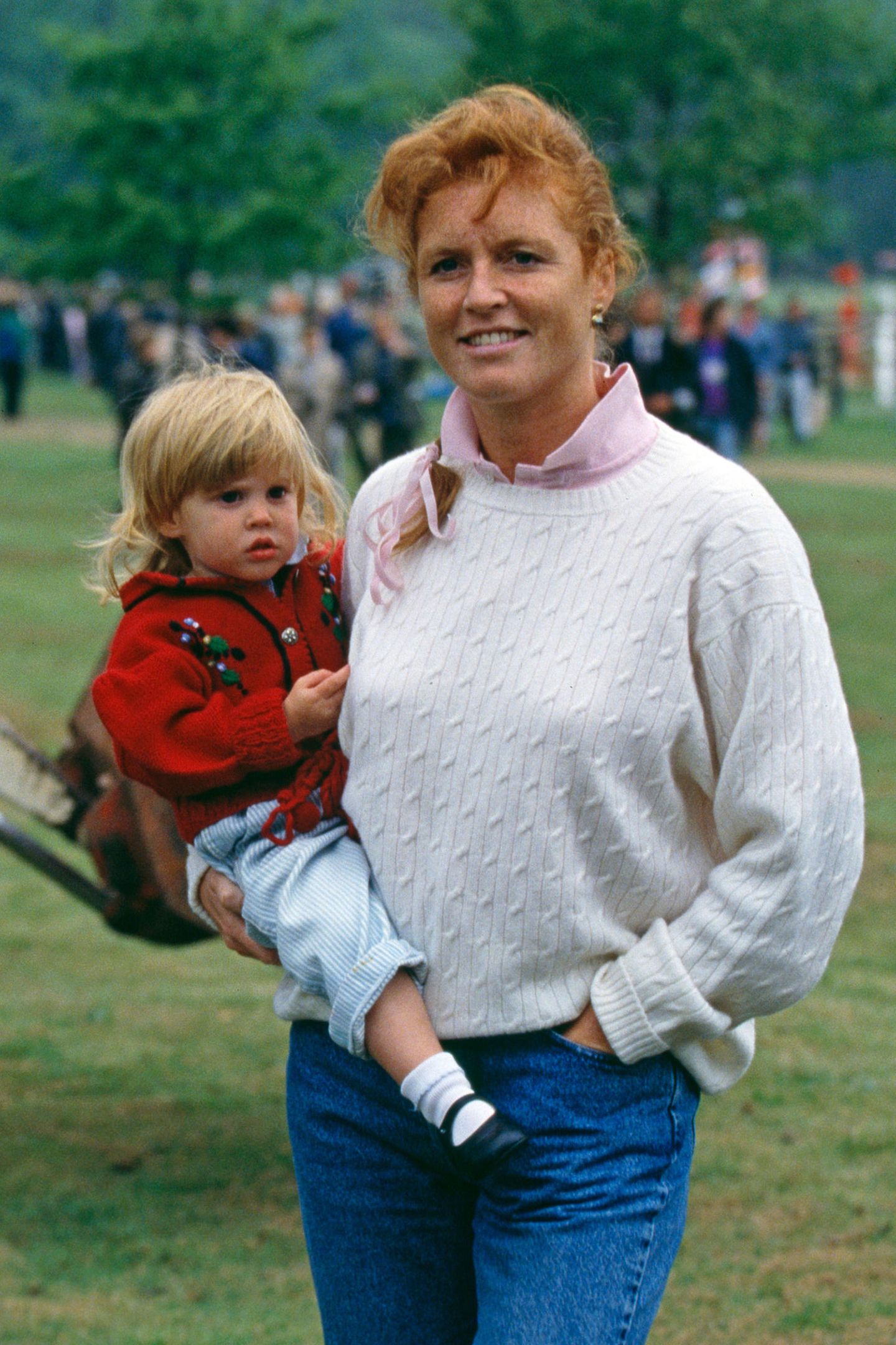 Herzogin Fergie hält ihre Tochter Beatrice auf dem Arm.