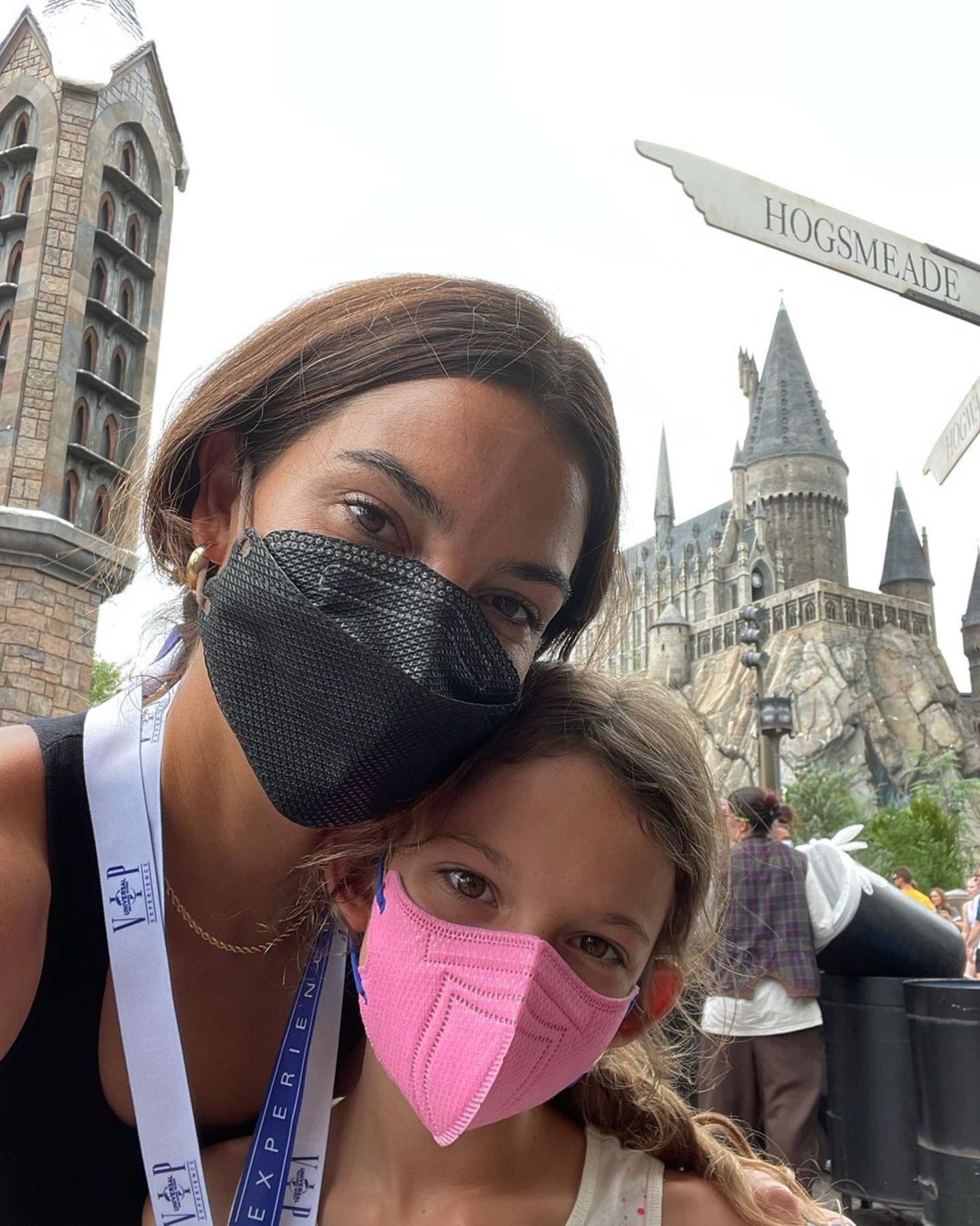 Harry Potter bekommt Besuch! Und zwar von Topmodel Lily Aldridge und ihrer Tochter Dixie, die einen tollen Tag in den Universal Studios in Orlando Florida verbringen, wo sie Hogwarts und das "Dorf" Hogsmeade besuchen.