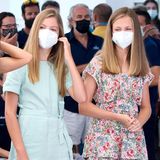 Bei einem Termin auf Mallorca sind alle Augen auf Königin Letizia und ihre beiden Töchter gerichtet, die in ihrer Mama in Sachen Style so langsam den Rang ablaufen. Prinzessin Sofia wählt einen mintfarbenen Jumpsuit und kombiniert dazu beigefarbene Wildleder-Schläppchen.