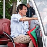 Diesen Gesichtsausdruck können wir nur allzu gut nachvollziehen! Prinz Joachim, der selbst als Fahrer beim Copenhagen Historic Grand Prix 2021 im Bellahøj Park in Kopenhagen teilnimmt, ist über das ungemütliche Regenwetter beim Autorennen überhaupt nicht erfreut. 