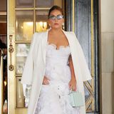 Selbst einen Brautlook ganz in Weiß kann Lady Gaga entspannt tragen. Das Kleid von Giambattista Valli kombiniert sie mit einem eleganten Mantel von Fendi, mintfarbener Bag von Mark Cross und Satin-Heels von Jimmy Choo.