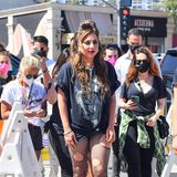Auch der Punk-Style steckt tief in Lady Gaga, hier mit verwaschenem Fan-Shirt, zerrissener Netzstrumpfhose und Killer-Plateau-Boots in Lila besucht sie die Jubiläumsfeier eines Clubs in Hollywood.