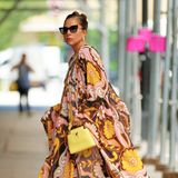 Im sommerlichen Maxi-Maxi-Kleid im Retro-Style schwebt Lady Gaga förmlich über den heißen Asphalt New Yorks.