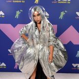 Astro-Style: Selbst als die Corona-Pandemie das kulturelle Leben weltweit brach legt, glänzt Lady Gaga bei den virtuellen MTV Video Music Awards mit außergewöhnlichen Looks wie diesem in Silber.