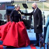 Als Unterstützerin der Wahlkampagne von Joe Biden freut sich Lady Gaga ganz besonders, bei seiner Amtseinführung zum US-Präsidenten die amerikanische Hymne zum Besten geben zu dürfen. In passendem Aufzug samt goldener Friedenstaube versteht sich.