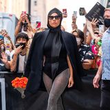 Unverkennbar Lady Gaga: Kopftuch, Blazer, Body, Strumpfhose und dazu halsbrecherisch Hohe High-Heel-Boots macht die Stil-Ikone zu ihrem ganz eigenen Look.