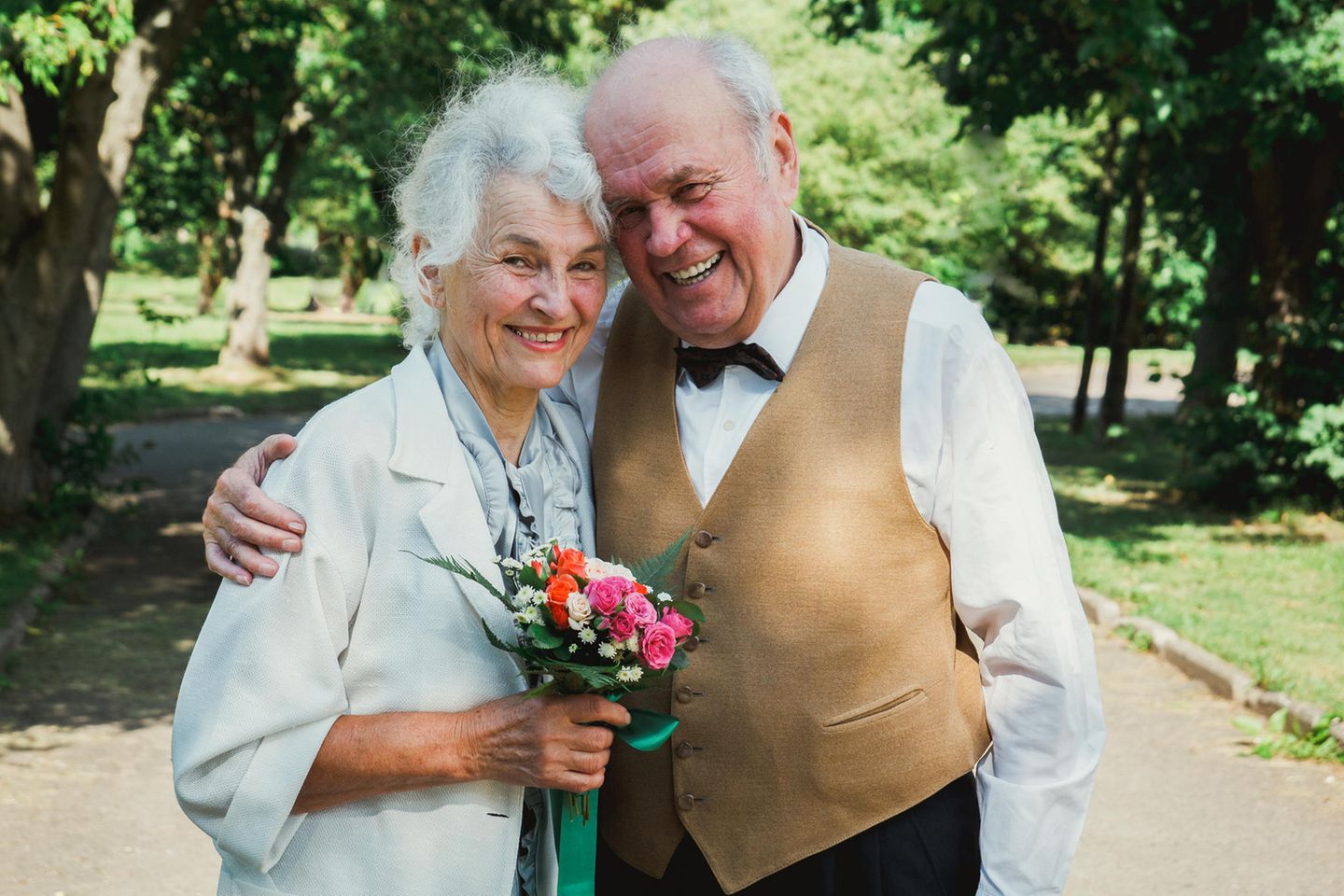Altes Ehepaar mit Blumenstrauß, älteres Paar, Mann und Frau
