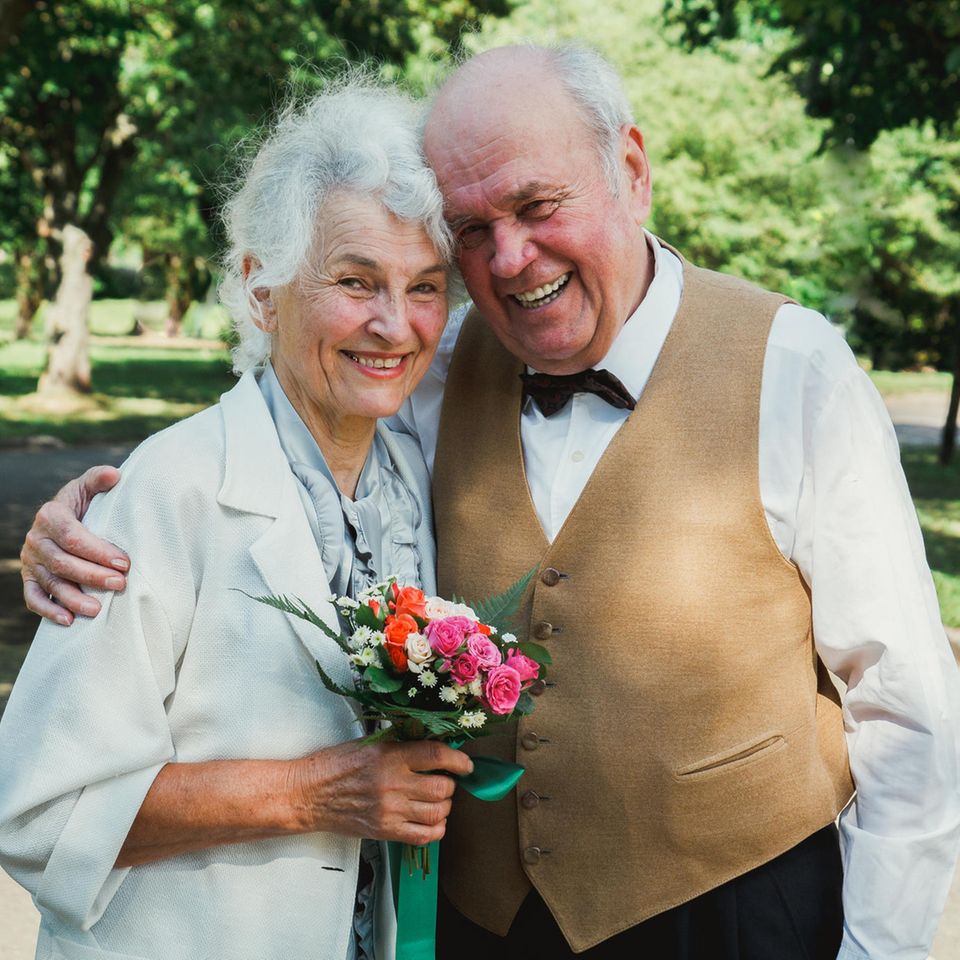 Altes Ehepaar mit Blumenstrauß, älteres Paar, Mann und Frau
