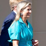 Königin Máxima ist bei der Begrüßung der niederländischen Medaillengewinner der Olympischen Spiele bestens gelaunt und kaschiert mit ihrem breiten Lächeln sogar ein kleines Fashion-Problem ...