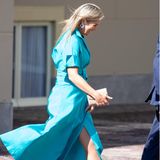 Der Wind pustet an diesem Tag so stark, dass das glamouröse Kleid von Natan Couture fast zu viel von Königin Máximas nackten Beinen preis gibt. Das Kleid gehört zu ihren absoluten Lieblingen, sie trug es bereits im Juni bei der Verleihung der "Appeltjes van Oranje" (dt.: "Äpfel von Oranien"). 