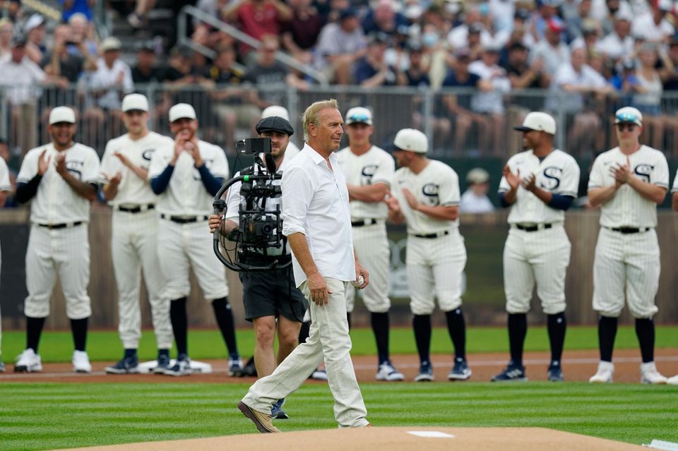 Gesichtet: Kevin Costner eröffnet Baseball-Spiel Gesichtet: Kevin Costner eröffnet Baseball-Spiel
