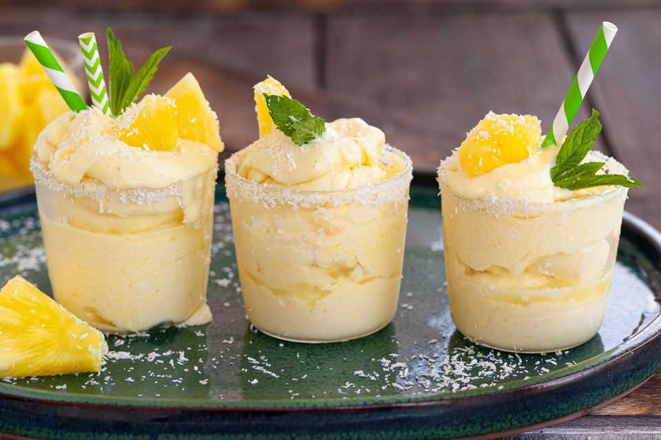 Leckeres Eis serviert mit Ananas