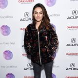 Heute lässt es Mila Kunis etwas lässiger auf dem Roten Teppich angehen: Mit dunkler Jeans, Samt-Blouson und Boots stellt sie sich vor die Fotograf:innen. 