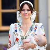 Prinzessin Sofia erscheint zur Taufe ihres jüngsten Sohnes Prinz Julian in einem weißen Kleid mit auffälligen Blumenmuster. Ein Haarband mit XL-Schleife ziert den Kopf der Dreifach-Mama, Perlenohrringe und ein pinkfarbener Lippenstift runden den Look ab. 