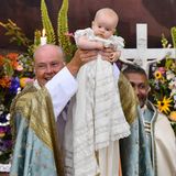 Der Täufling trägt das traditionelle Taufkleid der königlichen Familie. In Schweden wird es von Generation zu Generation weitergereicht. Nach Prinzessin Adrienne, die darin im Juni 2018 getauft wurde, ist nun Prinz Julian an der Reihe und führt die Tradition fort.