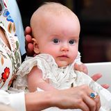 14. August 2021  Prinz Julian wird in der Schlosskirche von Drottningholm getauft. Während der Zeremonie sitzt der dritte Sohn von Prinzessin Sofia und Prinz Carl Philip auf dem Schoss seiner Mama.