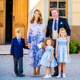 14. August 2021  Ihren Sommerurlaub in Schweden, der Heimat von Prinzessin Madeleine, verknüpft die Familie mit der Taufe von Prinz Julian. Farblich in royalem Blau aufeinander abgestimmt, zeigen sich Madeleine und Christopher O'Neill mit den drei gemeinsamen Kindern Prinz Nicolas, Prinzessin Adrienne und Prinzessin Leonore. Die Schwester tragen zu diesem Anlass sogar die gleichen blauen Sommerkleider.