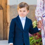 Auch Prinz Oscar trägt zur Taufe seines Cousins eine kurze Hose in Kombination mit einer Anzugsjacke in Dunkelblau. Besonders süß ist die hellblaue Fliege am Hals des Fünfjährigen. 