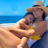 Schauspielerin Eva Longoria postet auf Instagram Fotos aus ihrem letzten Urlaub. Darauf zu sehen: Eine entspannte und vor allem natürliche 46-Jährige mit ihrem süßen Sohn Santiago in den Armen. Vor der Sonne schützt sich die Schauspielerin mit einem großen Sonnenhut, sonst urlaubt Eva Longoria ganz nach dem Motto: "Weniger ist mehr". 