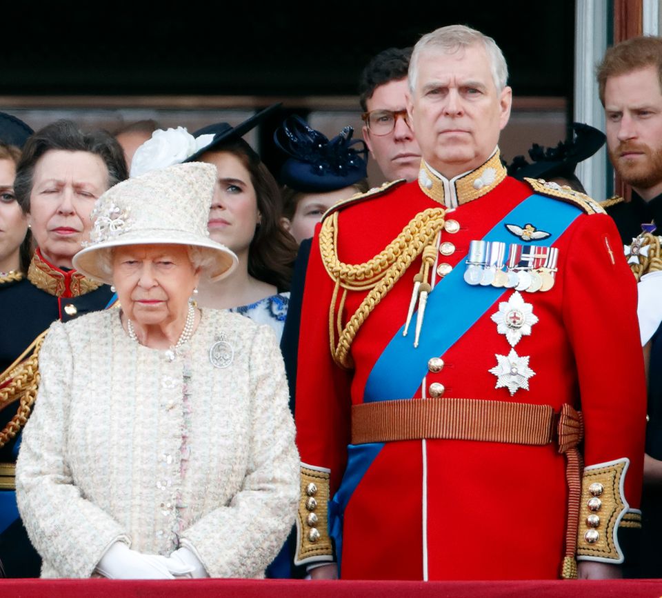 Prinz Andrew: Keine Teilnahme bei Trooping The Colour 2022, keine militärischen Verantwortung mehr und sogar der Entzug seines königlichen Titels? Auf Prinz Andrew könnten schwere Zeiten zukommen, in den auch Queen Elizabeth nichts mehr für ihn tun kann. Keine Teilnahme bei Trooping The Colour 2022, keine militärischen Verantwortung mehr und sogar der Entzug seines königlichen Titels? Auf Prinz Andrew könnten schwere Zeiten zukommen, in den auch Queen Elizabeth nichts mehr für ihn tun kann.