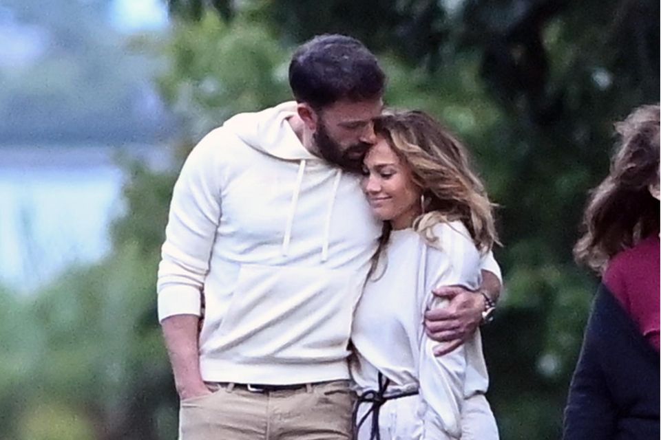 Ben Affleck und Jennifer Lopez bei einem verliebten Spaziergang in den Hamptons.