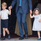 Prinz George und Prinzessin Charlotte tragen bei der Taufe ihres kleinen Bruders, Prinz Louis, Outfits, die denen der Schweden-Royals ähneln. Zufall? Wohl kaum! Keine Königsfamilie ist berühmter als die englische, dass sich Prinzessin Madeleine und Prinzessin Sofia von Schweden in Sachen Dresscode was abschauen, kann gut sein! Charlotte erschien damals im zartblauen Blumenkleid und mit weißen Söckchen, während ihr großer Bruder ebenfalls dunkelblaue Shorts zu Söckchen und Loafer in der gleichen Farbe trug. George kam damals allerdings – anders als Gabriel und Alexander – ohne Sakko. Die britischen Minis dürften aber durchaus als Inspirationsquelle für die jüngsten Looks der Schweden genommen worden sein.