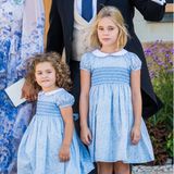 Zartblaue Kleidchen mit weißem Kragen, dazu weiße Strümpfe und weiße Lackschuhe – Prinzessin Adrienne und Prinzessin Leonore sahen bei der der Taufe ihres Cousins Prinz Julian am Samstag (14. August 2021) nicht nur zuckersüß aus, sie traten auch im Partnerlook auf ... Die Inspirationsquelle für diesen sommerlich-schicken Style der Mini-Royals? 