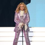 In einem ungewöhnlichen Anzug mit Satin-Revers und Paisley-Muster tritt Madonna 2016 auf den Billboard Music Awards vor ihre Fans. Ein Gehstock und unzählige Ringe an beiden Händen geben dem Look etwas mystisches. 