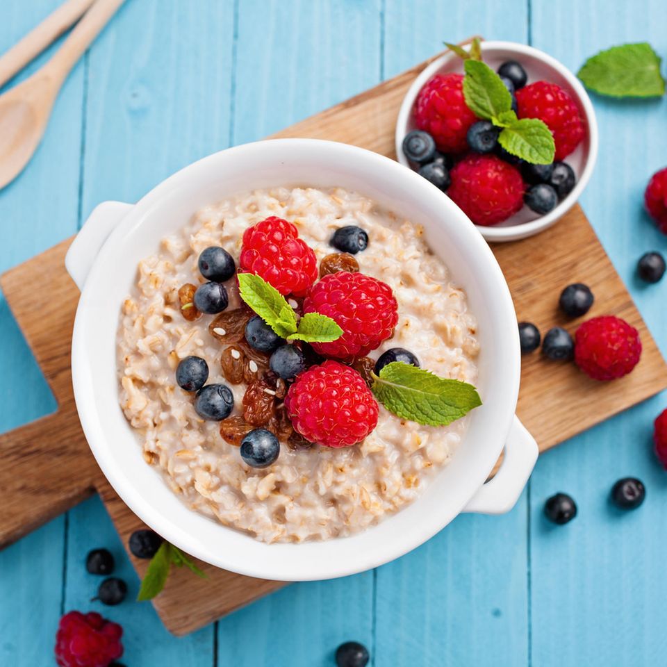 Haferbrei mit Himbeeren und Blaubeeren