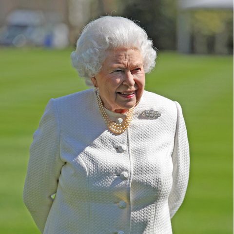 Queen Elizabeth im Garten des Buckingham Palastes