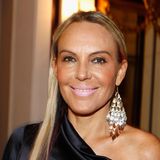 2011 erscheint Natascha Ochsenknecht mit einem One-Shoulder-Dress aus Satin und einem markanten Ohrring zur Verleihung der "Goldene Nase" in Berlin. Ihr damaliges Erkennungsmerkmal: dunkelrot gefärbte Haarsträhnen und Creme-Lippenstift in Hellrosa. 