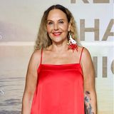 Sowohl Lippenstiftfarbe als auch Haare hat die Unternehmerin zehn Jahre später, zur Remus Charity Night auf Mallorca, verändert. Treu geblieben ist Natascha Ochsenknecht allerdings ihrer Vorliebe für markanten Ohrschmuck. Dieses Exemplar scheint farblich perfekt auf das leuchtend rote Satin-Kleid abgestimmt zu sein.