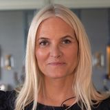 19. August 2021  Herzlichen Glückwunsch!  Mit drei schönen Fotos der norwegischen Kronprinzessin gratuliert der Palast Mette-Marit zum 48. Geburtstag. Vorne weg ein aktuelles Porträt der Prinzessin, auf dem sie selbstbewusst in die Kamera blickt. 