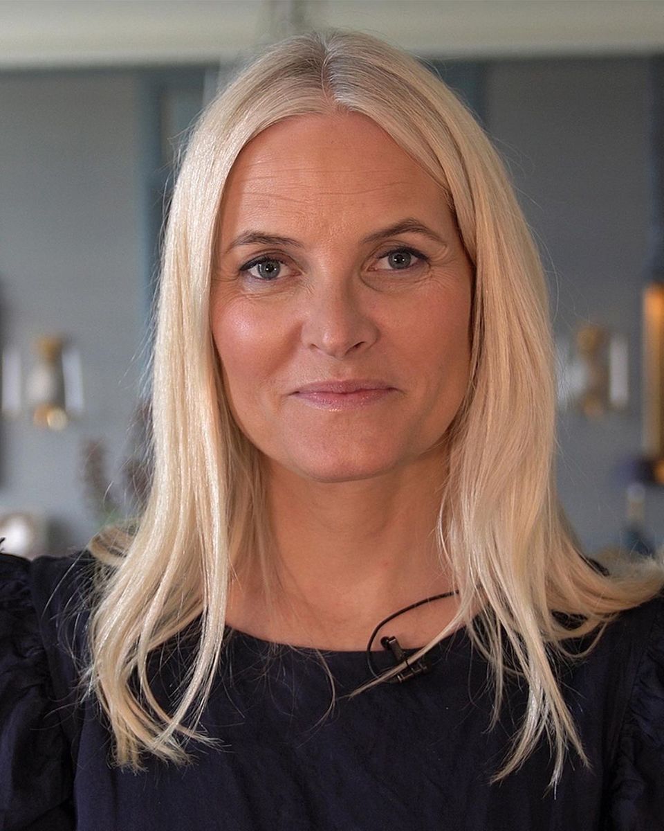 19. August 2021 Herzlichen Glückwunsch! Mit drei schönen Fotos der norwegischen Kronprinzessin gratuliert der Palast Mette-Marit zum 48. Geburtstag. Vorne weg ein aktuelles Porträt der Prinzessin, auf dem sie selbstbewusst in die Kamera blickt. 19. August 2021 Herzlichen Glückwunsch! Mit drei schönen Fotos der norwegischen Kronprinzessin gratuliert der Palast Mette-Marit zum 48. Geburtstag. Vorne weg ein aktuelles Porträt der Prinzessin, auf dem sie selbstbewusst in die Kamera blickt.