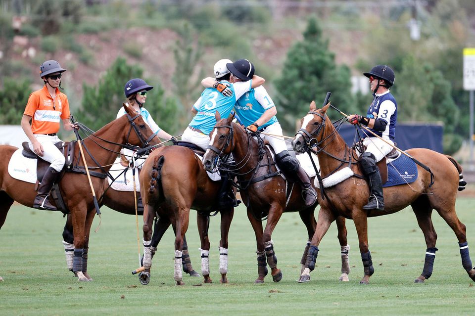 Windsor RTK: Prinz Harry und sein Team gewinnen das Polo-Spiel Windsor RTK: Prinz Harry und sein Team gewinnen das Polo-Spiel