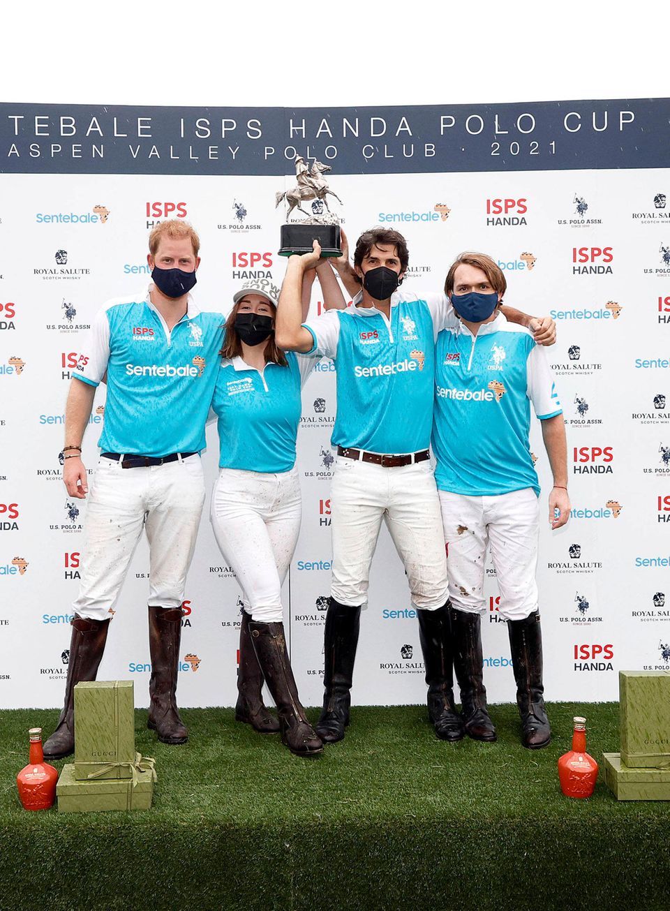 Windsor RTK: Prinz Harry mit Polo Team bei Siegerehrung Windsor RTK: Prinz Harry mit Polo Team bei Siegerehrung
