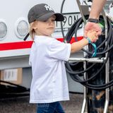 Prinz Gabriel darf seinen Papa und seinen älteren Bruder ebenfalls zur Motorsport-Rennstrecke Gelleraasen Arena im schwedischen Värmland begleiten. Sein stylisches Outfit passt perfekt zu dem sportlichen Anlass. Aufgeregt erkundet auch er das Treiben rund um den Motorsport-Zirkus.