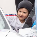 Auch das Probesitzen in einem Rennwagen ist für den ältesten Sohn von Prinz Carl Philip und Prinzessin Sofia an diesem Tag drin.