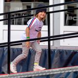 20. August 2021  Mit einem verschmitzten Lächeln im Gesicht und stylisch gekleidet, wird Prinz Alexander beim Porsche Carrera Cup in Schweden abgelichtet. Der Fünfjährige begleitet seinen Papa Prinz Carl Philip auf die Rennstrecke und erkundet das Gelände um die Boxengasse.