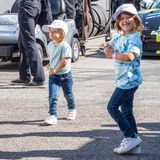 Damit sich die jungen Prinzen in Ruhe in der Boxengasse umschauen können, tragen sie bunte VIP-Bändchen und sind natürlich immer in Begleitung eines Erwachsenen unterwegs.
