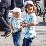 Auch am zweiten Tag des Porsche Carrera Cups zeigen sich Prinz Alexander und Prinz Gabriel in coolen Outfits: Mit Jeans, Shirt und Sneaker lässt es sich einfach am besten rumtoben. Besonders Prinz Alexander begeistert im Batik-Shirt, das diesen Sommer total im Trend liegt. 
