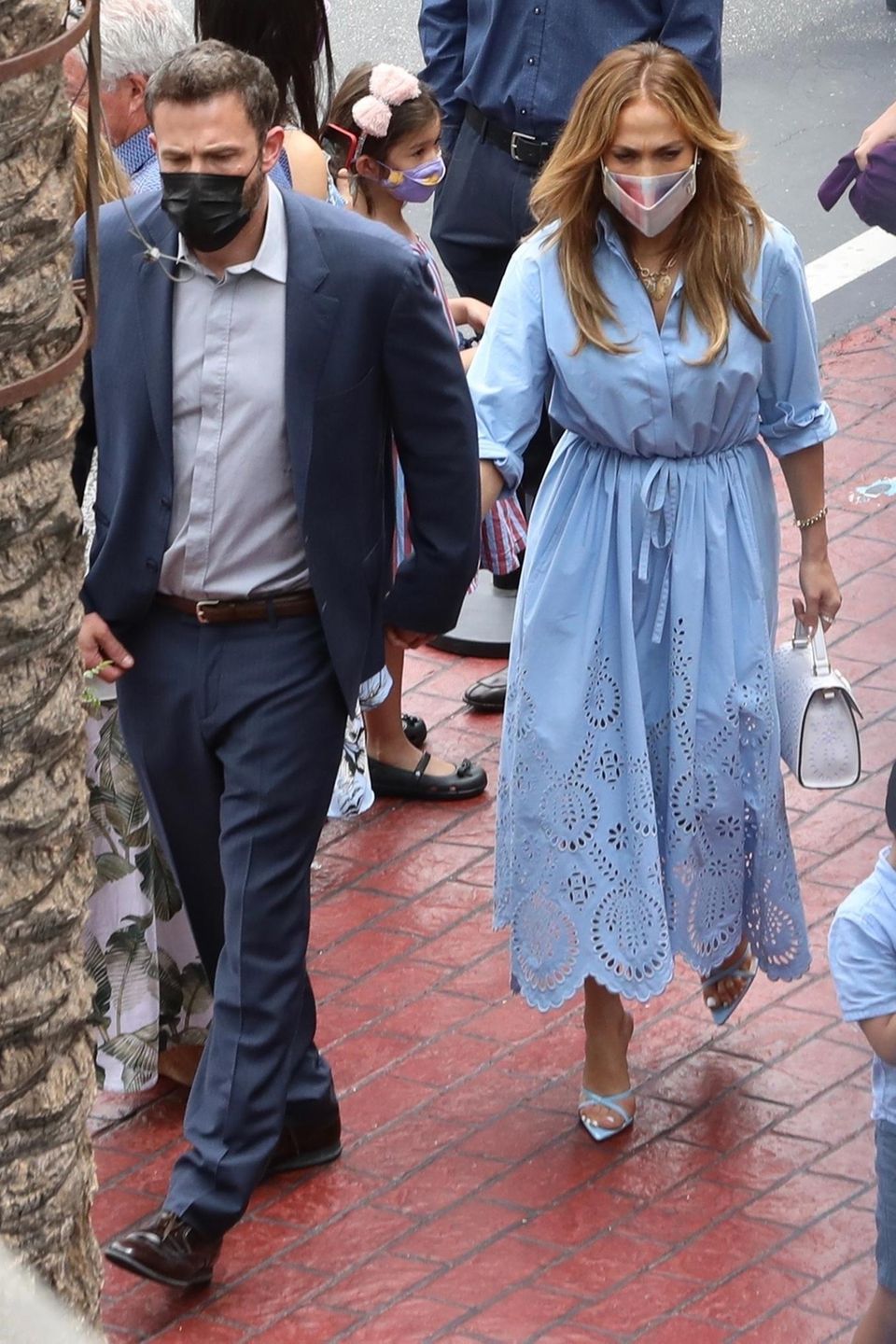 Die neusten Bilder von Jennifer Lopez und Ben Affleck sehen wieder verdächtig nach Date Night aus! Der einzige Unterschied: Die Kinder sind mit im Schlepptau. Denn die neue "Patschwork-Familie" besucht zusammen eine Zaubershow im "Magic Castle" in Los Angeles. Dafür wirft sich J Lo in Schale und trägt ein blaues Blusenkleid mit Lochspitze und weißer Handtasche. Und Benn zieht glatt nach und zeigt sich sogar im Anzug. Hand in Hand beweisen sie: Magie ist bei diesem Ausflug wohl nicht das Einzige, das in der Luft liegt. Die neusten Bilder von Jennifer Lopez und Ben Affleck sehen wieder verdächtig nach Date Night aus! Der einzige Unterschied: Die Kinder sind mit im Schlepptau. Denn die neue "Patschwork-Familie" besucht zusammen eine Zaubershow im "Magic Castle" in Los Angeles. Dafür wirft sich J Lo in Schale und trägt ein blaues Blusenkleid mit Lochspitze und weißer Handtasche. Und Benn zieht glatt nach und zeigt sich sogar im Anzug. Hand in Hand beweisen sie: Magie ist bei diesem Ausflug wohl nicht das Einzige, das in der Luft liegt.