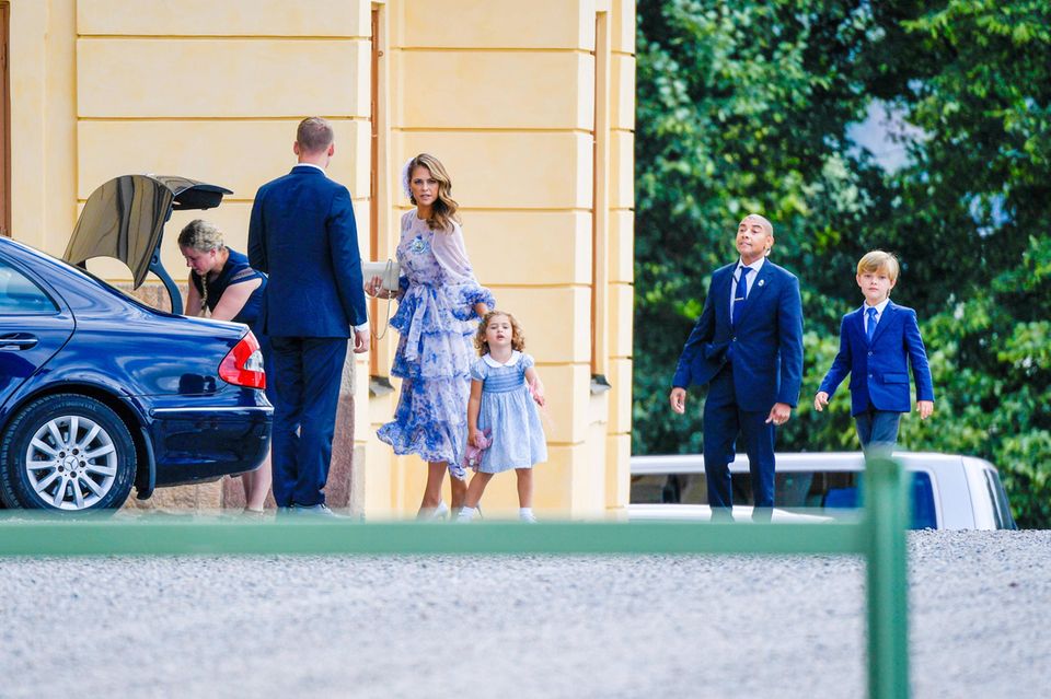 Prinzessin Madeleine mit ihrer Familie und der Nanny