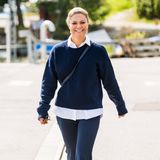 Prinzessin Victoria strahlt in die Kamera. Auch wenn es auf den ersten Blick nicht so scheint, beweist sie mit ihrem lässigen Look dennoch Stilsicherheit. So wählt die 44-Jährige für die Erkundung der Feuchtbiotope auf den Inseln Alö und Utö die zum Anlass passende Kleidung – nämlich Jeans und Wanderschuhe der Outdoor-Marke Merrell. Eine schicke Note verleiht sie ihrem Outfit, indem sie unter ihrem blauen Pullover eine hübsche Bluse trägt. So kann die königliche Entdeckungstour losgehen!