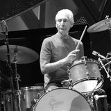 24. August 2021  Die Musikwelt ist in Trauer: Charlie Watts ist im Alter von 80 Jahren gestorben. Dies bestätigt sein Pressesprecher auf Twitter. Der Schlagzeuger der legendären Band "The Rolling Stones" war das dienstälteste Mitglied der Gruppe um Mick Jagger, Keith Richards und Ronnie Wood. 2022 sollte das Urgestein des Rock `n`Roll ihr 60. Bandjubiläum feiern. Der Musiker starb im Kreise seiner Familie in einem Londoner Krankenhaus. Er hinterlässt seine Frau und eine Tochter.