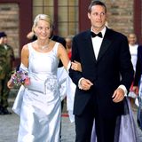 Am Vorabend ihrer Hochzeit empfingen Mette-Marit und Haakon dann einige Gäste auf Schloss Akershus zu einem Galadinner. Die Braut in spe entschied sich damals für ein zartblaues Satindress mit farbig passendem Bolero und Blumenapplikation. Die Clutch in selbigem Blauton fügte sich harmonisch ins Bild. 