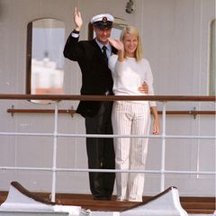 Am Tag vor ihrer eigentlichen Hochzeit am 25. August 2001 unternahmen Prinzessin Mette-Marit und Prinz Haakon eine Bootsfahrt in Oslo. Die Braut trug dabei eine helle Leinenhose mit Streifen sowie einen weißen Cashmere-Pullover. Der Bäutigam in spe erschien ganz klassisch mit Kapitänsmütze und dunkelblauem Anzug.